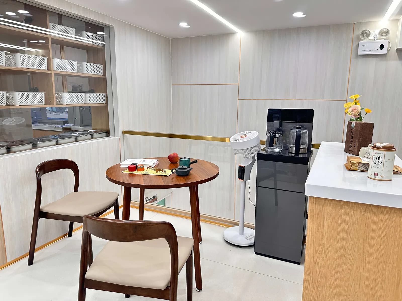 忻美齐口腔呈贡万达店休闲区