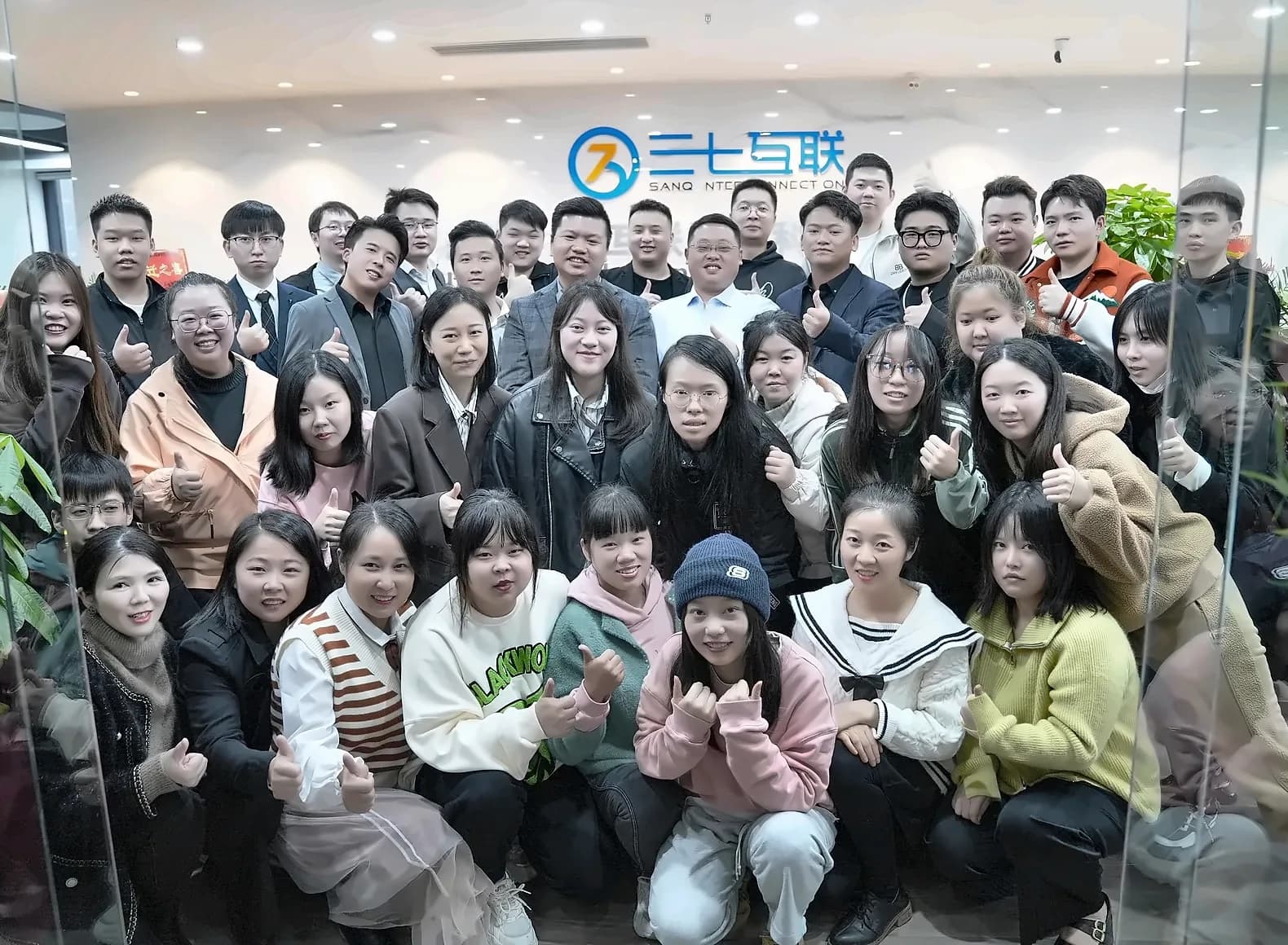三七互联团队在武汉公司前台合影