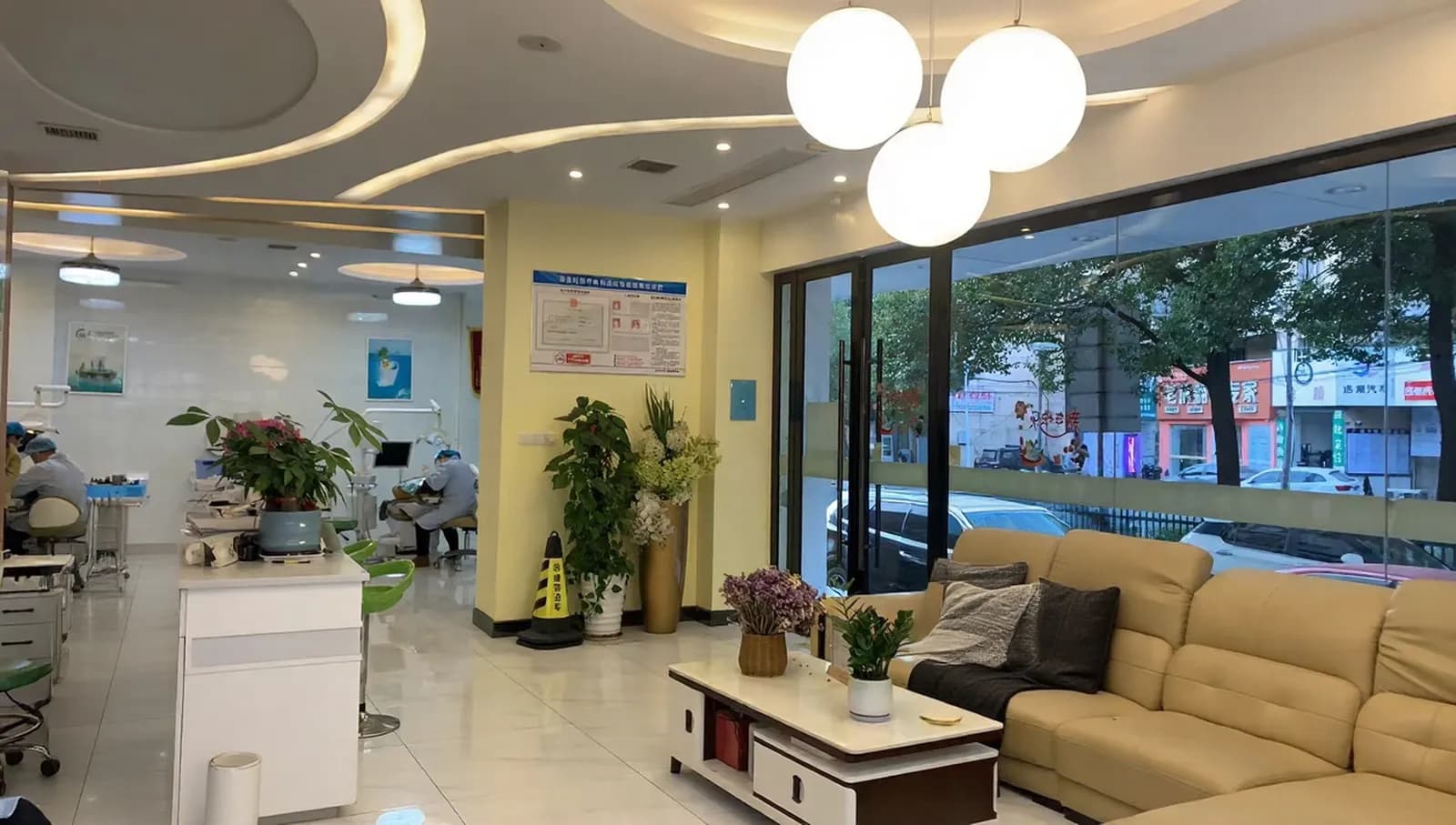 赣州爱牙仕口腔大厅候诊区