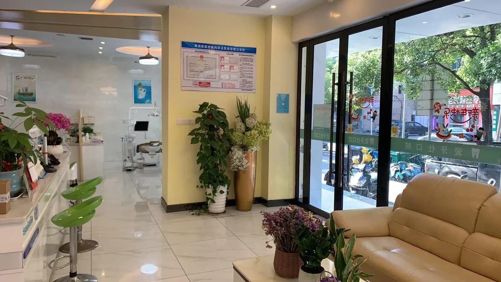 赣州爱牙仕口腔大厅候诊区